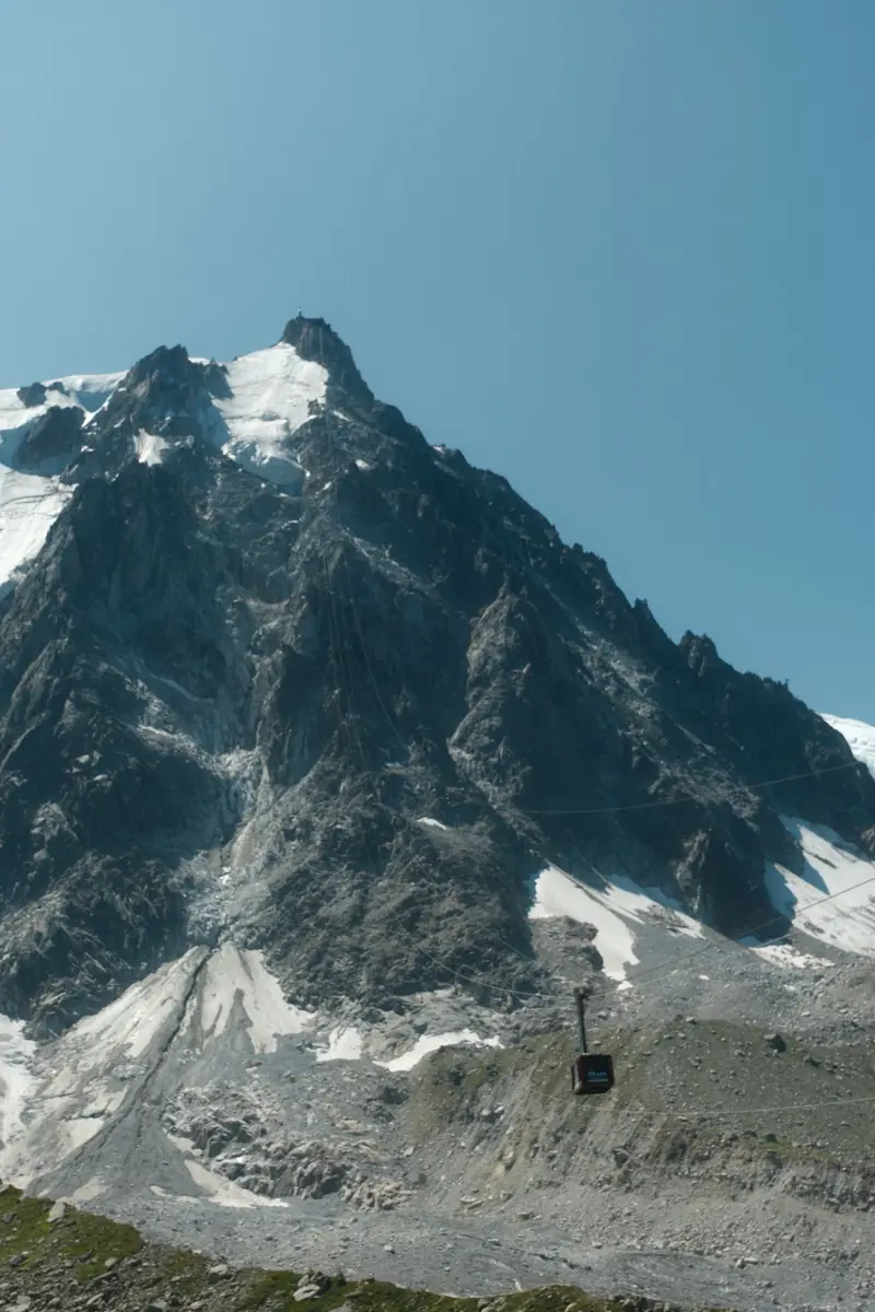 L’Aiguille du Midi et la cabine de son téléphérique au-dessus des moraines