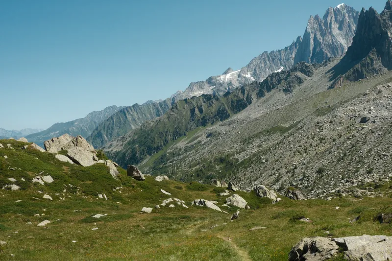 Un alpage semé de blocs de granit face aux aiguilles de Chamonix, en été