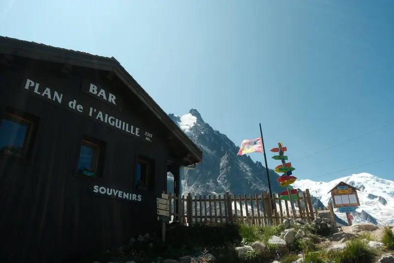 Le bar du Plan de l’Aiguille face à l’Aiguille du Midi