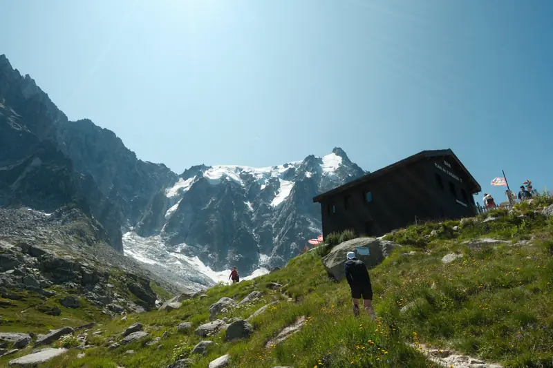 Le chalet du Plan de l’Aiguille sous les glaciers