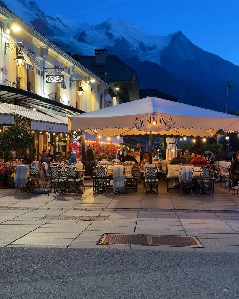 Terrasse de Chamonix face au Mont-Blanc à la tombée du jour
