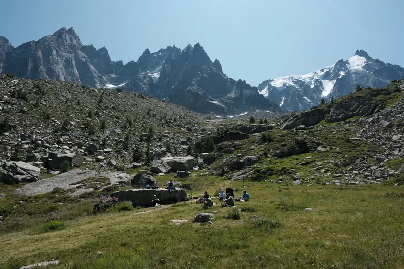 Randonneurs en alpage sous les aiguilles de Chamonix