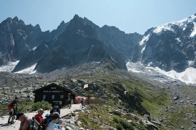 Terrasse du Plan de l’Aiguille sous les aiguilles et les glaciers