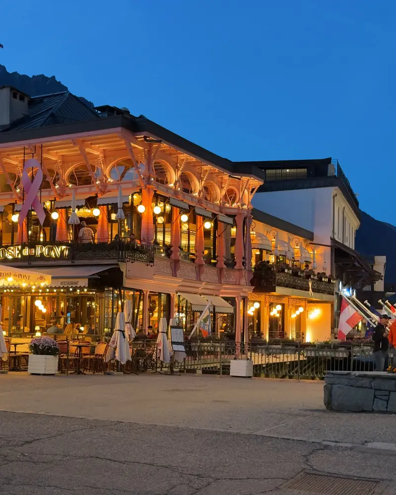 Façade illuminée d’un restaurant de Chamonix à la tombée de la nuit