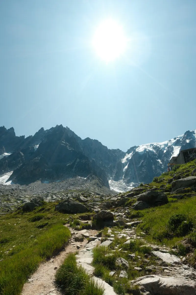 Sentier de randonnée sous les aiguilles de Chamonix, au soleil