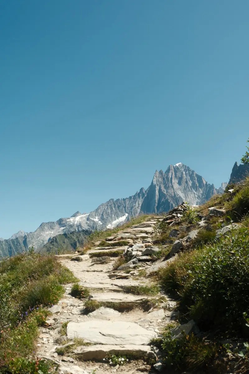 Sentier de pierres en balcon, face aux aiguilles du massif du Mont-Blanc