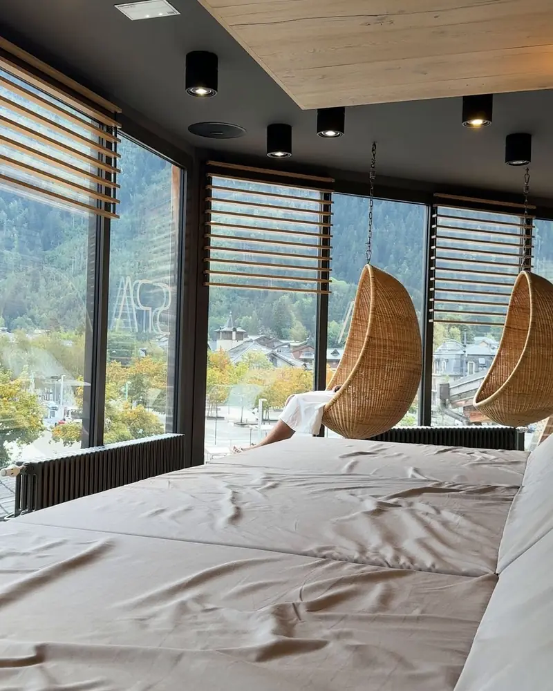 Espace de détente d’un spa à Chamonix, baies vitrées ouvertes sur la montagne
